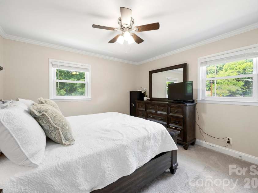 2109 Hollandale Drive, Gastonia, NC 28054.  MLS# CAR4384714, YatesRealty ID 33327. 