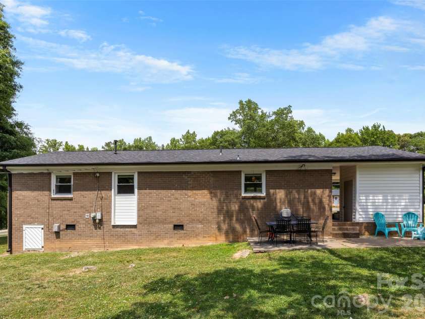 2109 Hollandale Drive, Gastonia, NC 28054.  MLS# CAR4384714, YatesRealty ID 33327. 