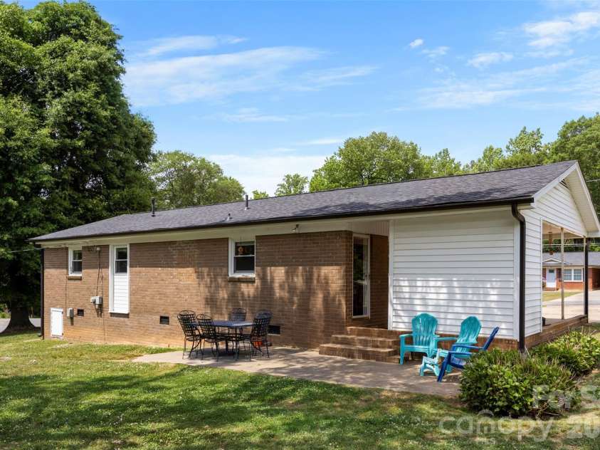 2109 Hollandale Drive, Gastonia, NC 28054.  MLS# CAR4384714, YatesRealty ID 33327. 