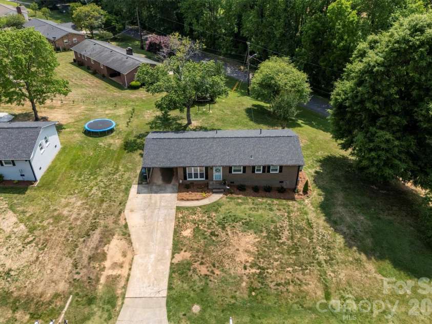 2109 Hollandale Drive, Gastonia, NC 28054.  MLS# CAR4384714, YatesRealty ID 33327. 