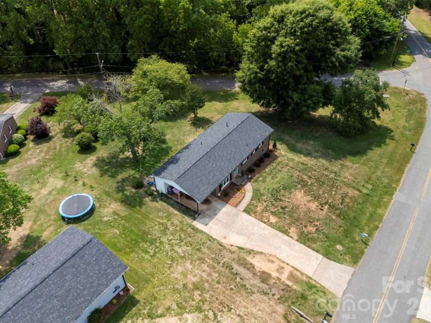 2109 Hollandale Drive, Gastonia, NC 28054.  MLS# CAR4384714, YatesRealty ID 33327. 
