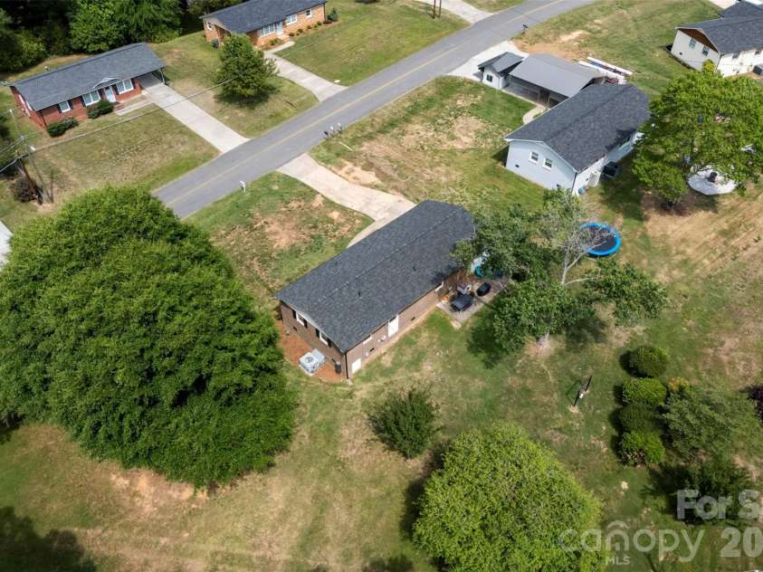 2109 Hollandale Drive, Gastonia, NC 28054.  MLS# CAR4384714, YatesRealty ID 33327. 