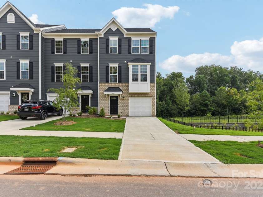 3222 Beeler Lane, Charlotte, NC 28208.  MLS# CAR4294344, YatesRealty ID 33328. 
