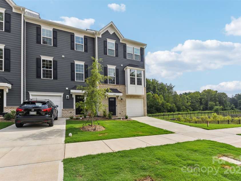 3222 Beeler Lane, Charlotte, NC 28208.  MLS# CAR4294344, YatesRealty ID 33328. 