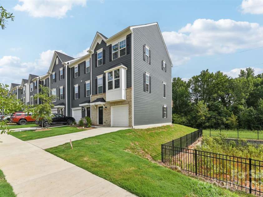 3222 Beeler Lane, Charlotte, NC 28208.  MLS# CAR4294344, YatesRealty ID 33328. 