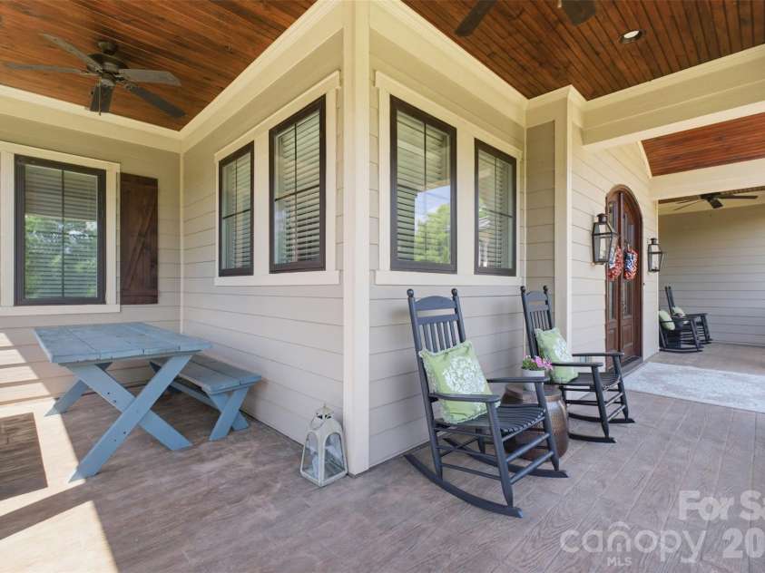 425 Bridlepath Trail, Davidson, NC 28036.  MLS# CAR4384484, YatesRealty ID 33328. Front Porch