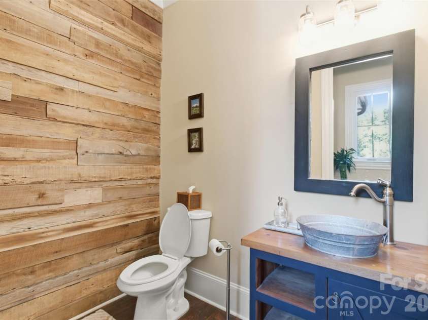 425 Bridlepath Trail, Davidson, NC 28036.  MLS# CAR4384484, YatesRealty ID 33328. Half Bath on Main