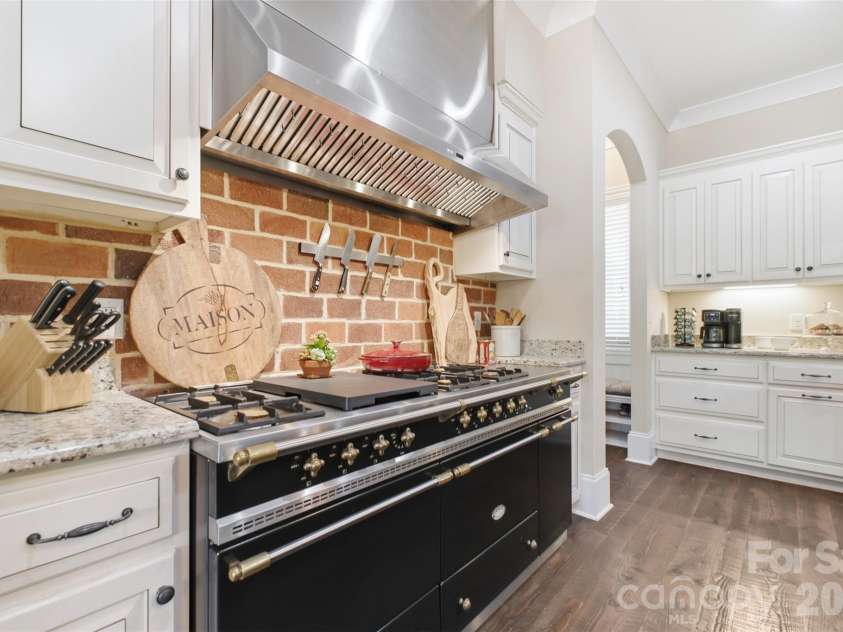 425 Bridlepath Trail, Davidson, NC 28036.  MLS# CAR4384484, YatesRealty ID 33328. Lacanche Range