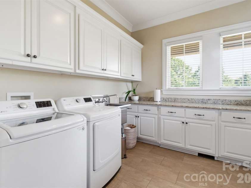 425 Bridlepath Trail, Davidson, NC 28036.  MLS# CAR4384484, YatesRealty ID 33328. Laundry Room