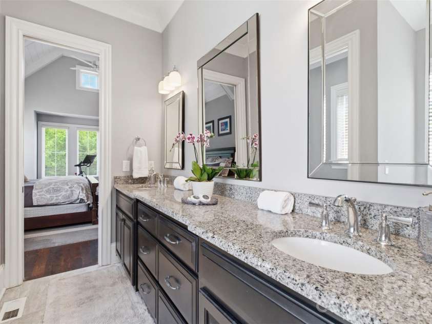 425 Bridlepath Trail, Davidson, NC 28036.  MLS# CAR4384484, YatesRealty ID 33328. Master Bathroom