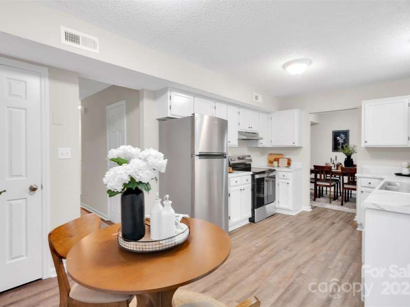 6648 Pinta Court, Charlotte, NC 28227.  MLS# CAR4293720, YatesRealty ID 33329. Breakfast Area