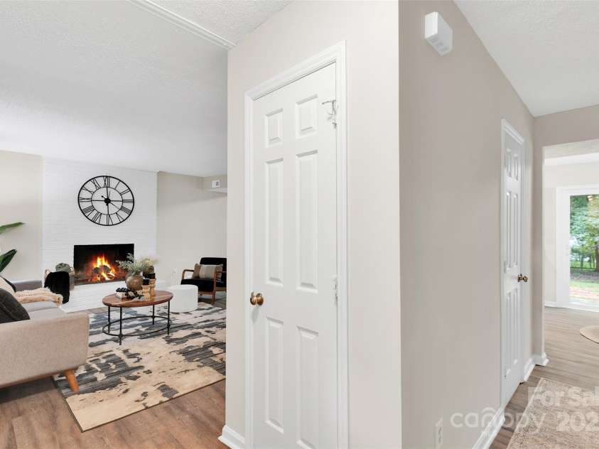 6648 Pinta Court, Charlotte, NC 28227.  MLS# CAR4293720, YatesRealty ID 33329. Foyer