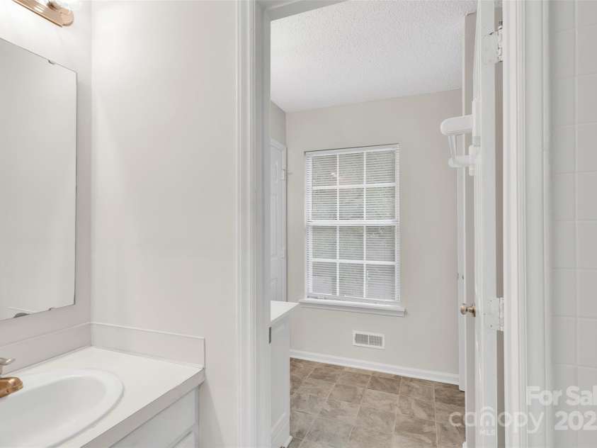 6648 Pinta Court, Charlotte, NC 28227.  MLS# CAR4293720, YatesRealty ID 33329. Full Bathroom Upstairs