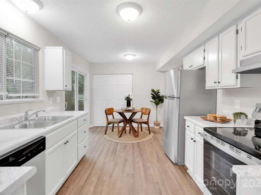 6648 Pinta Court, Charlotte, NC 28227.  MLS# CAR4293720, YatesRealty ID 33329. Kitchen - BRAND NEW APPLIANCES!