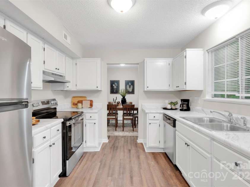 6648 Pinta Court, Charlotte, NC 28227.  MLS# CAR4293720, YatesRealty ID 33329. Kitchen - BRAND NEW Countertops & Sink