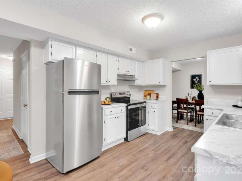 6648 Pinta Court, Charlotte, NC 28227.  MLS# CAR4293720, YatesRealty ID 33329. Kitchen - Refrigerator Included!