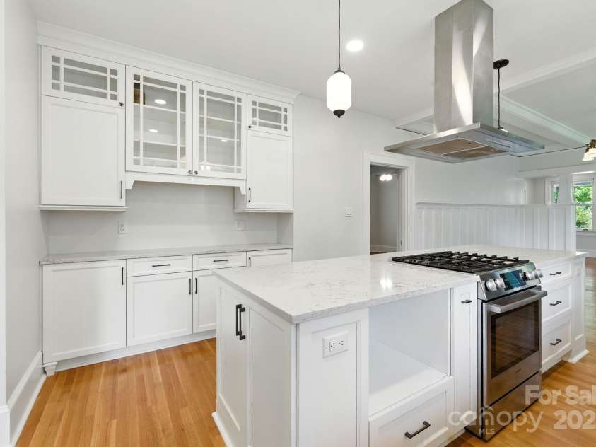 38 Austin Avenue, Asheville, NC 28801.  MLS# CAR4293035, YatesRealty ID 33331. Cooking and entertaining is a pleasure w/ large island with Sillstone Countertops, Zhepherhood vent, and gas range
