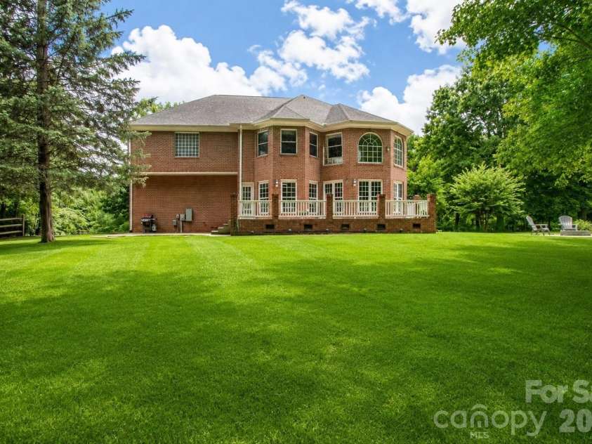 1015 Estate Lane, Matthews, NC 28104.  MLS# CAR4388127, YatesRealty ID 33333. 