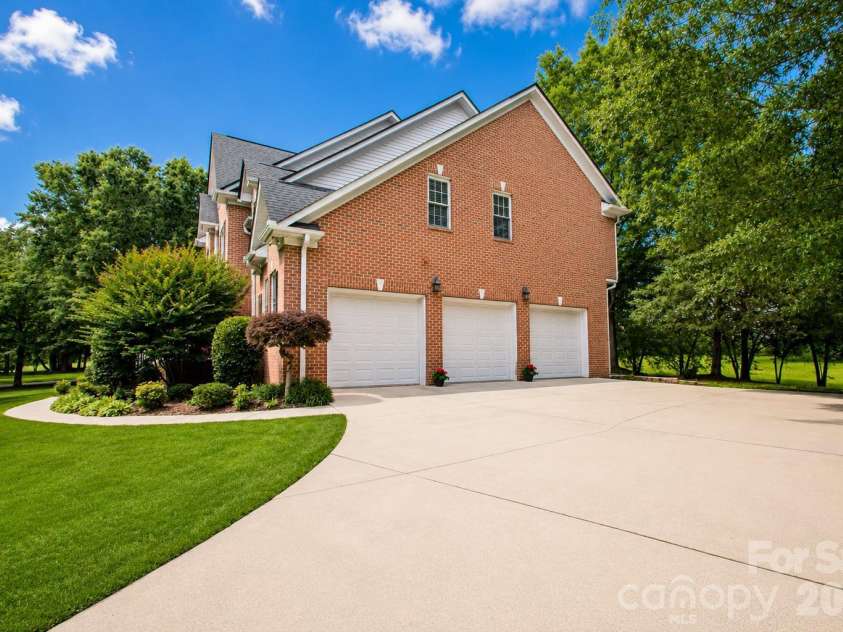 1015 Estate Lane, Matthews, NC 28104.  MLS# CAR4388127, YatesRealty ID 33333. Extra large 3 car garage.