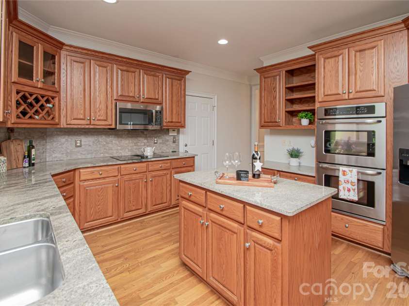 1015 Estate Lane, Matthews, NC 28104.  MLS# CAR4388127, YatesRealty ID 33333. Large kitchen with plenty of cabinets for storage.