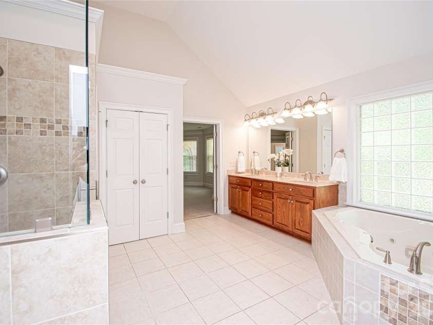 1015 Estate Lane, Matthews, NC 28104.  MLS# CAR4388127, YatesRealty ID 33333. Large primary bathroom with jacuzzi tub and separate shower.