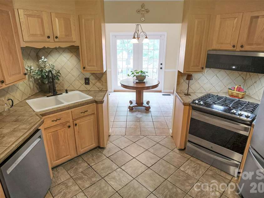 104 Doral Court, Kings Mountain, NC 28086.  MLS# CAR4384221, YatesRealty ID 33336. 