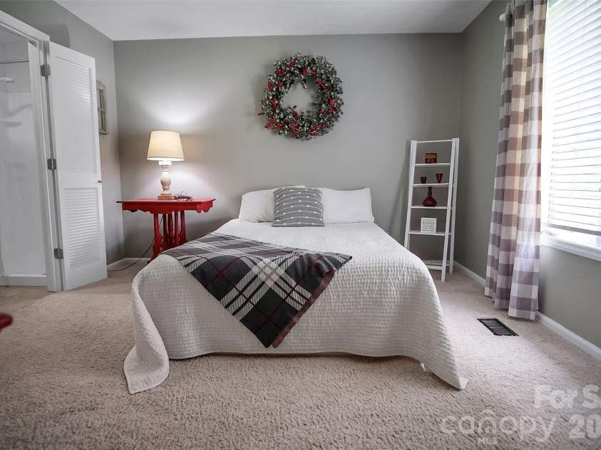 104 Doral Court, Kings Mountain, NC 28086.  MLS# CAR4384221, YatesRealty ID 33336. 