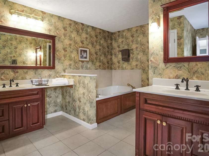 104 Doral Court, Kings Mountain, NC 28086.  MLS# CAR4384221, YatesRealty ID 33336. 
