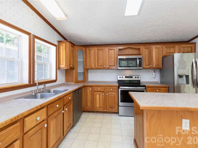 25 Sienna Drive, Asheville, NC 28806.  MLS# CAR4388158, YatesRealty ID 33338. 