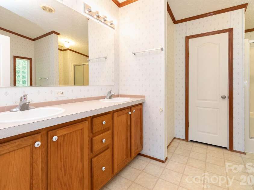25 Sienna Drive, Asheville, NC 28806.  MLS# CAR4388158, YatesRealty ID 33338. 