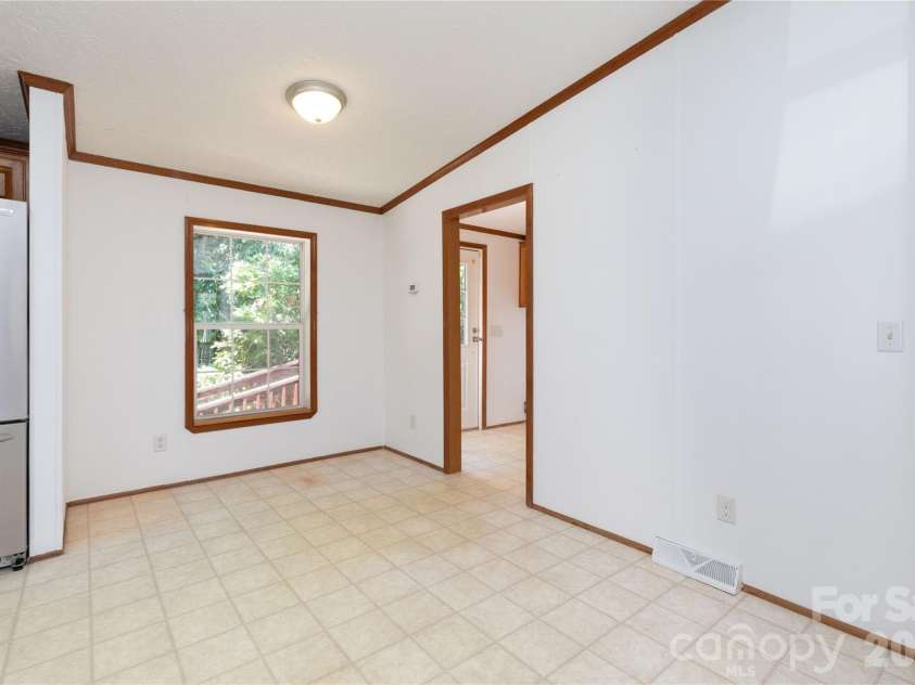 25 Sienna Drive, Asheville, NC 28806.  MLS# CAR4388158, YatesRealty ID 33338. 