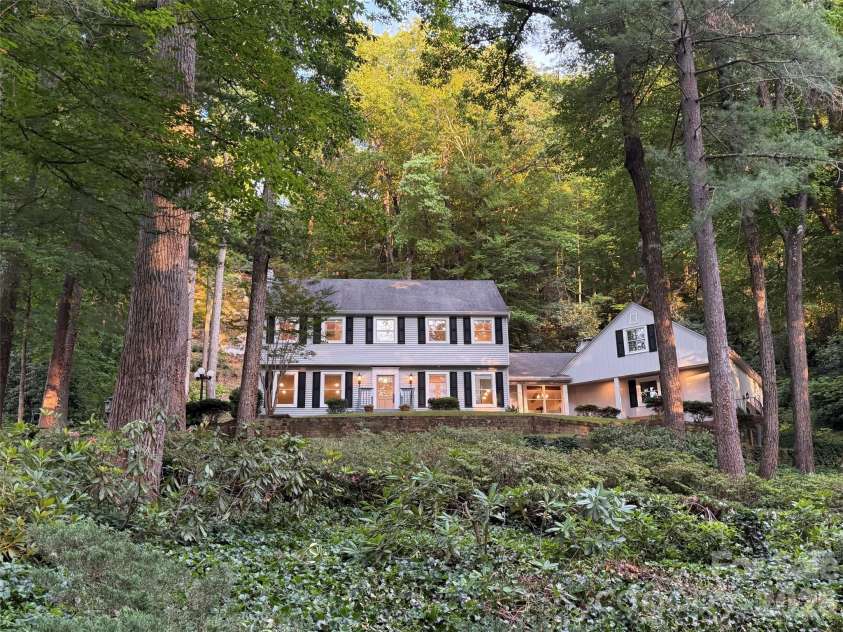 212 Estate Drive, Hendersonville, NC 28739.  MLS# CAR4390907, YatesRealty ID 33340. 