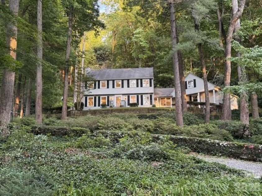212 Estate Drive, Hendersonville, NC 28739.  MLS# CAR4390907, YatesRealty ID 33340. 