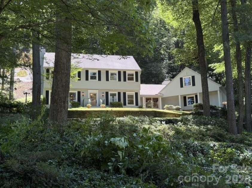 212 Estate Drive, Hendersonville, NC 28739.  MLS# CAR4390907, YatesRealty ID 33340. 