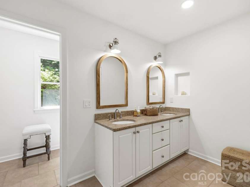 212 Estate Drive, Hendersonville, NC 28739.  MLS# CAR4390907, YatesRealty ID 33340. 