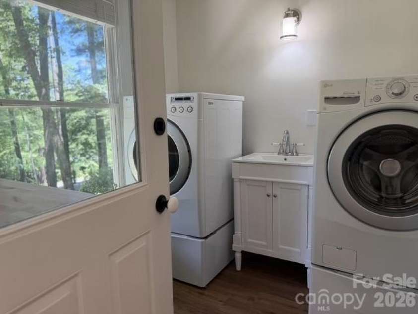 212 Estate Drive, Hendersonville, NC 28739.  MLS# CAR4390907, YatesRealty ID 33340. 
