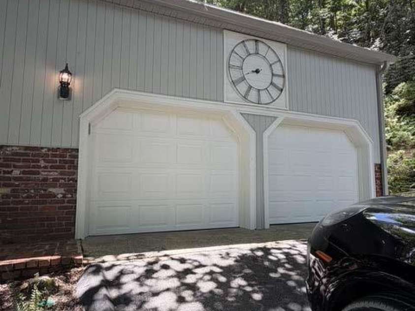 212 Estate Drive, Hendersonville, NC 28739.  MLS# CAR4390907, YatesRealty ID 33340. 