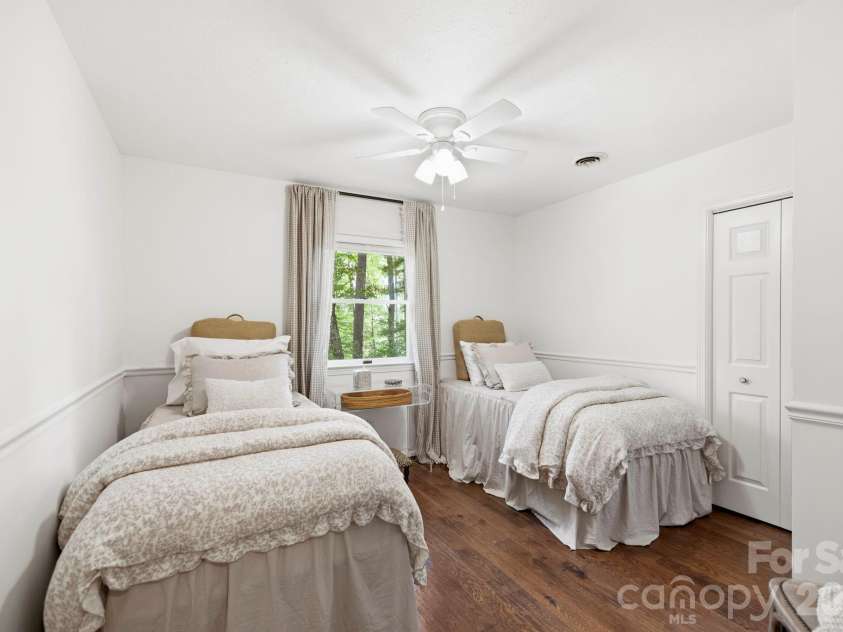 212 Estate Drive, Hendersonville, NC 28739.  MLS# CAR4390907, YatesRealty ID 33340. 