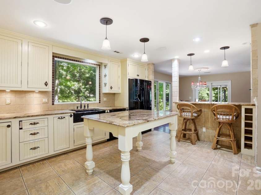 36 Water Thrush Road, Lake Wylie, SC 29710.  MLS# CAR4387255, YatesRealty ID 33341. Breakfast bar