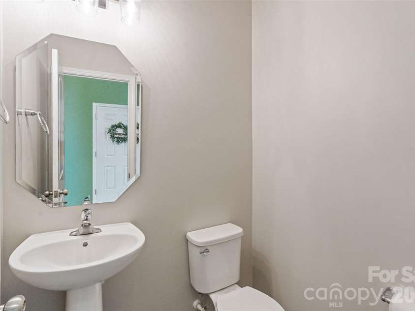 1401 Kings Grove Drive, York, SC 29745.  MLS# CAR4391337, YatesRealty ID 33342. 1/2 Bathroom on Main