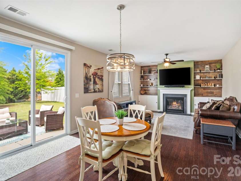 1401 Kings Grove Drive, York, SC 29745.  MLS# CAR4391337, YatesRealty ID 33342. Eat In Kitchen