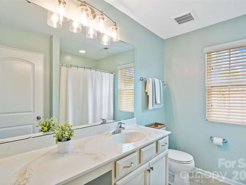 1401 Kings Grove Drive, York, SC 29745.  MLS# CAR4391337, YatesRealty ID 33342. Full Bathroom