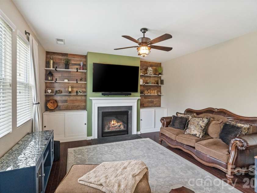 1401 Kings Grove Drive, York, SC 29745.  MLS# CAR4391337, YatesRealty ID 33342. Gas Log Fireplace