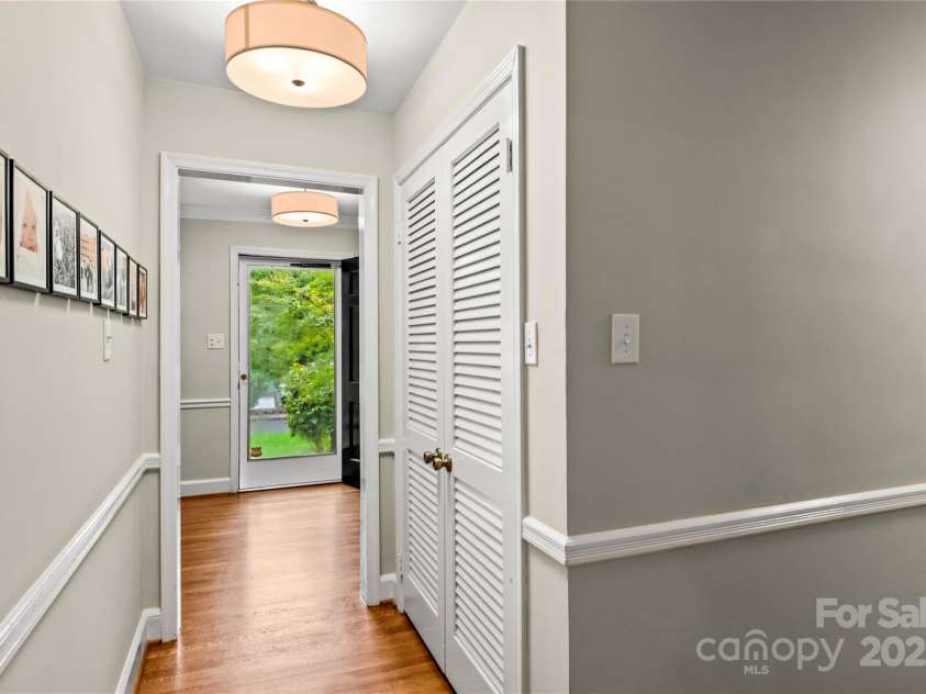 431 Hearthside Drive, Winston Salem, NC 27104.  MLS# CAR4294483, YatesRealty ID 33343. 