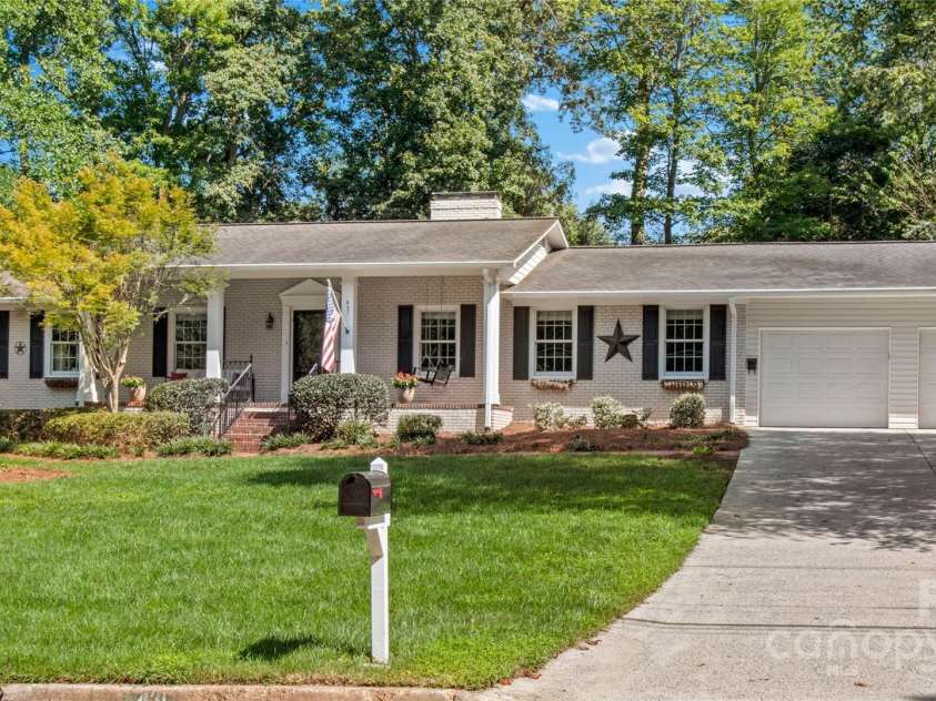 431 Hearthside Drive, Winston Salem, NC 27104.  MLS# CAR4294483, YatesRealty ID 33343. 