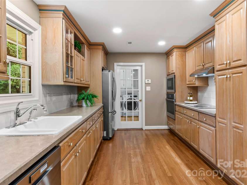 431 Hearthside Drive, Winston Salem, NC 27104.  MLS# CAR4294483, YatesRealty ID 33343. 