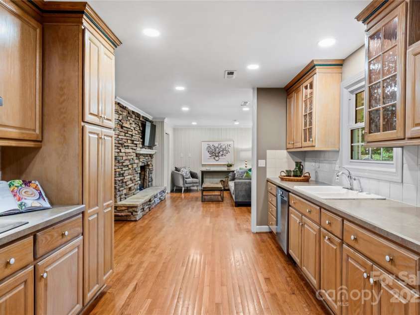 431 Hearthside Drive, Winston Salem, NC 27104.  MLS# CAR4294483, YatesRealty ID 33343. 