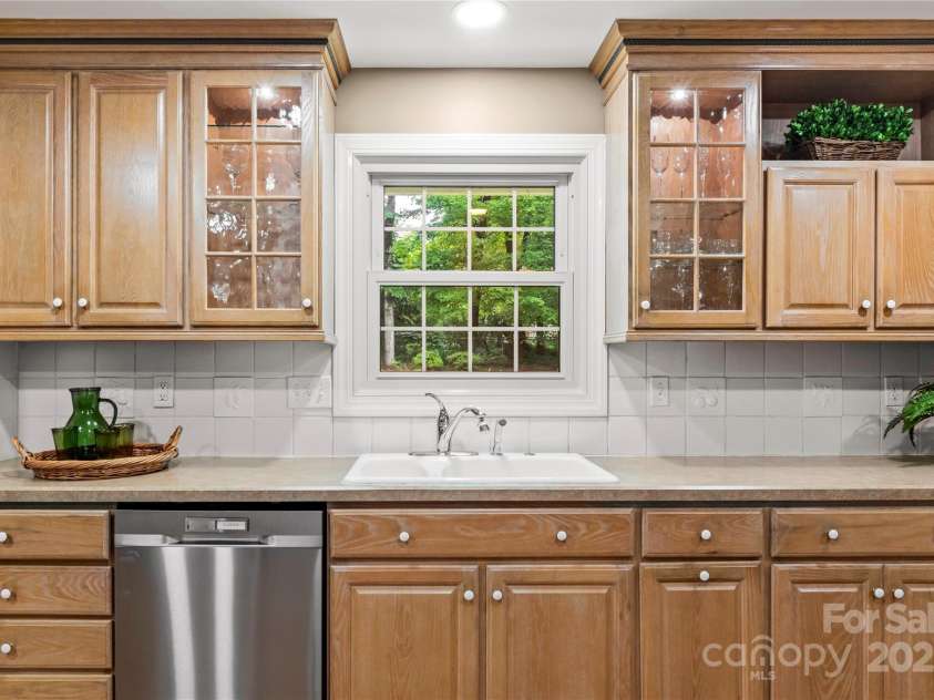 431 Hearthside Drive, Winston Salem, NC 27104.  MLS# CAR4294483, YatesRealty ID 33343. 