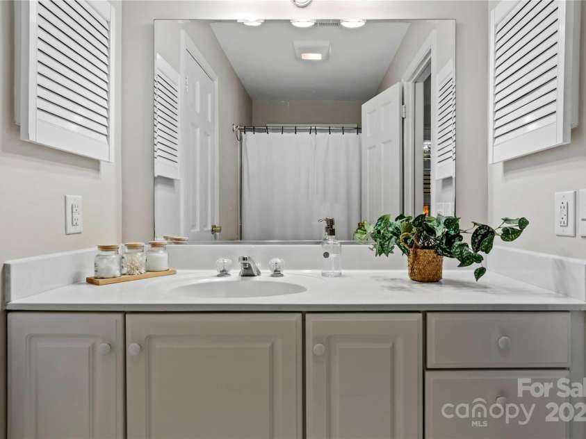 431 Hearthside Drive, Winston Salem, NC 27104.  MLS# CAR4294483, YatesRealty ID 33343. 