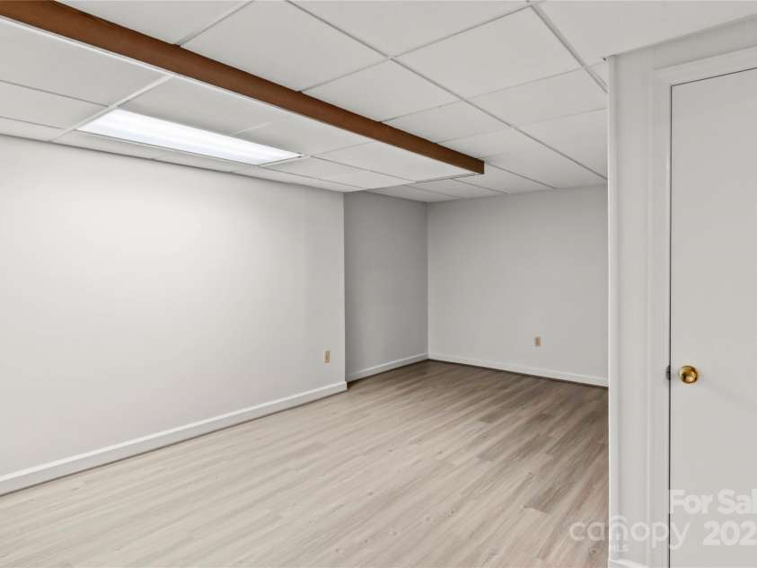 431 Hearthside Drive, Winston Salem, NC 27104.  MLS# CAR4294483, YatesRealty ID 33343. 